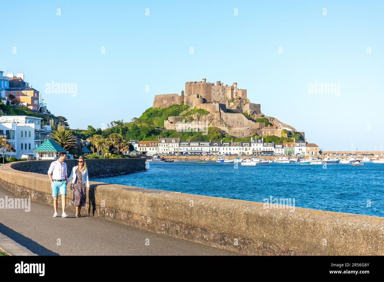 Mount Orgueil Castle aus dem 13. Jahrhundert über Gorey Harbour, Gorey, Saint Martin Parish, Jersey, Kanalinseln Stockfoto