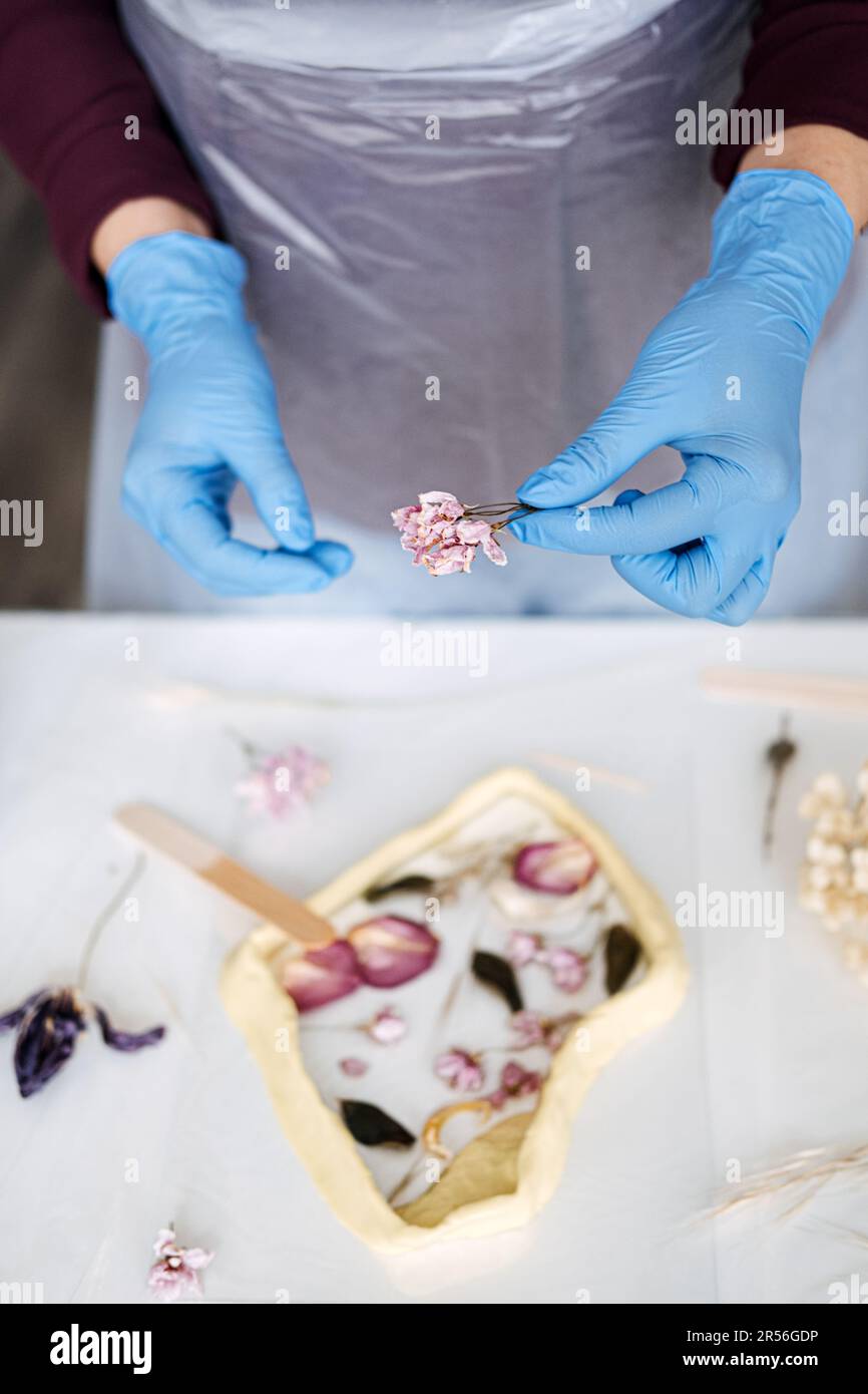 Epoxidharz Art. Kunstgestaltung mit Kunststoff in der Werkstatt. Der Kunstprozess der Herstellung von Epoxidharzhandgefertigten Mitarbeitern im Kunstatelier. Stockfoto