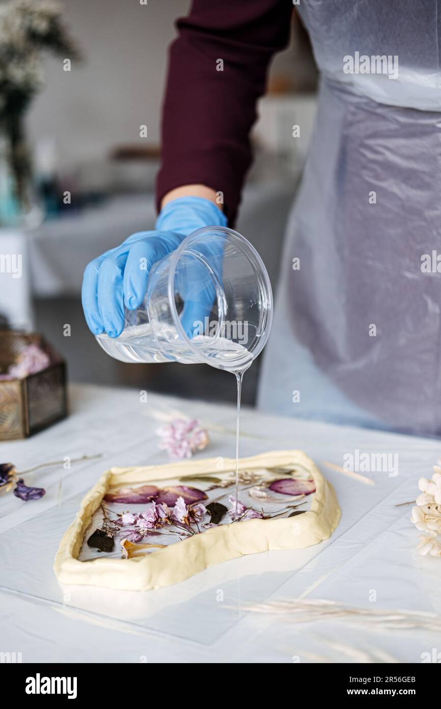 Epoxidharz Art. Kunstgestaltung mit Kunststoff in der Werkstatt. Der Kunstprozess der Herstellung von Epoxidharzhandgefertigten Mitarbeitern im Kunstatelier. Stockfoto