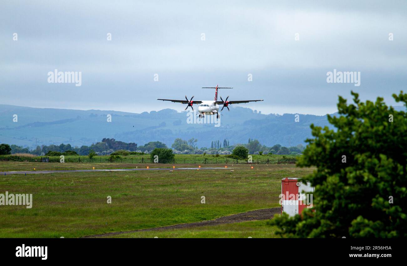 Dundee, Tayside, Schottland, Großbritannien. 1. Juni 2023. Das Wetter im Nordosten Schottlands ist bewölkt und kühl. Loganair G-LMRB Saab340 G-LGNH Flugzeug Flug AT45 trifft um 11,45 Uhr ein und startet um 12,45 Uhr vom Dundee Riverside Airport. Aufgrund der lückenhaften Wolkendecke kamen die Dundee-Sumburgh-Flüge immer noch pünktlich an. Kredit: Dundee Photographics/Alamy Live News Stockfoto