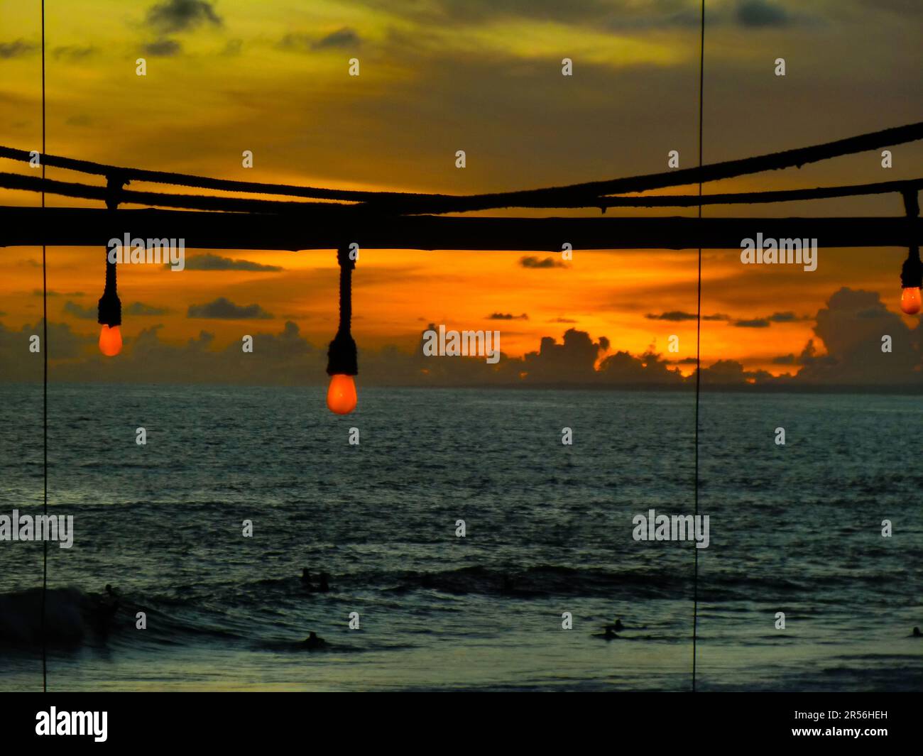 Wunderschöner Sonnenuntergang an einem Strand in Canggu, Bali Island, Indonesien. Stockfoto