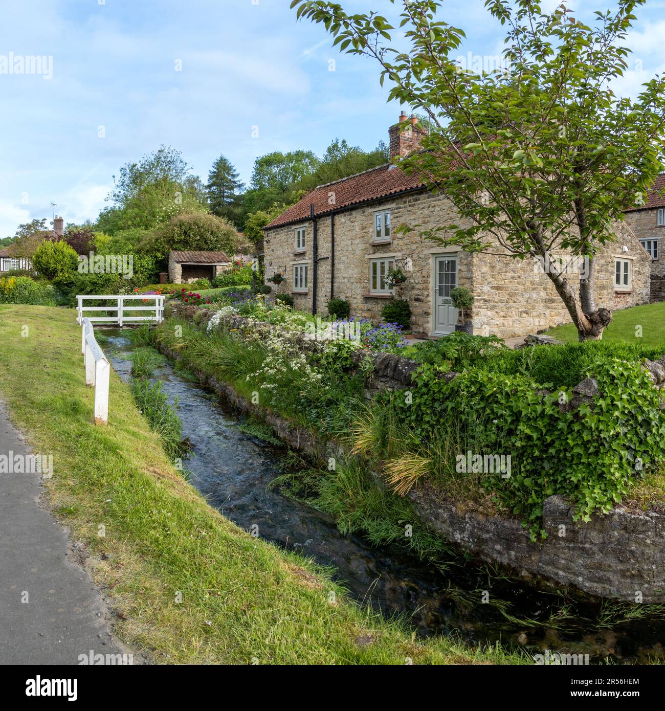 HELMSLEY, NORTH YORKSHIRE, GROSSBRITANNIEN - 29. MAI 2023. Traditionelle Steingebäude mit charmanten Hütten und einem kleinen Dorf Stockfoto