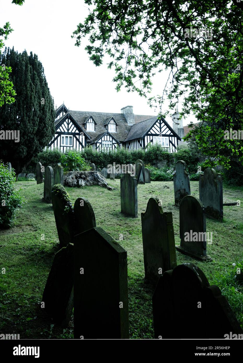 HELMSLEY, NORTH YORKSHIRE, GROSSBRITANNIEN - 29. MAI 2023. Canon's Garth Vicarage ist ein historisches Gebäude in der Marktstadt Helmsley neben einem Kirchenfriedhof Stockfoto