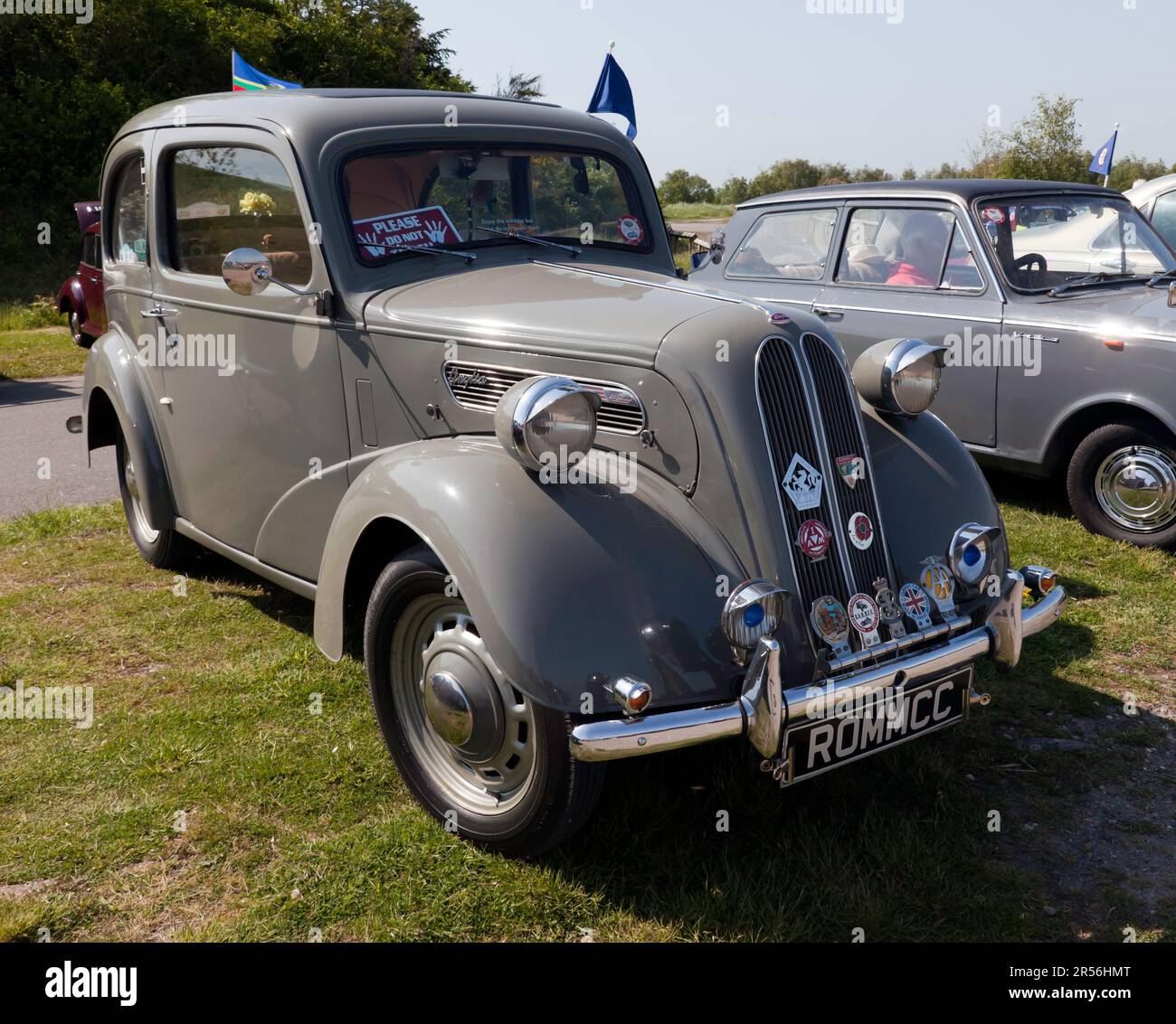 Dreiviertel Vorderansicht eines 1953, Green, Ford Anglia, ausgestellt auf der 2023, Deal Classic Car Show Stockfoto