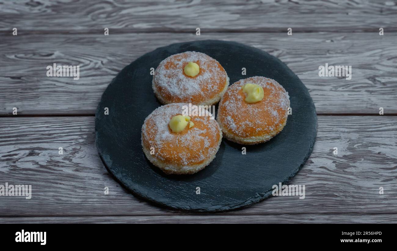 Krafen gefüllt mit Vanille und Marmelade, typisch italienisches Dessert Stockfoto