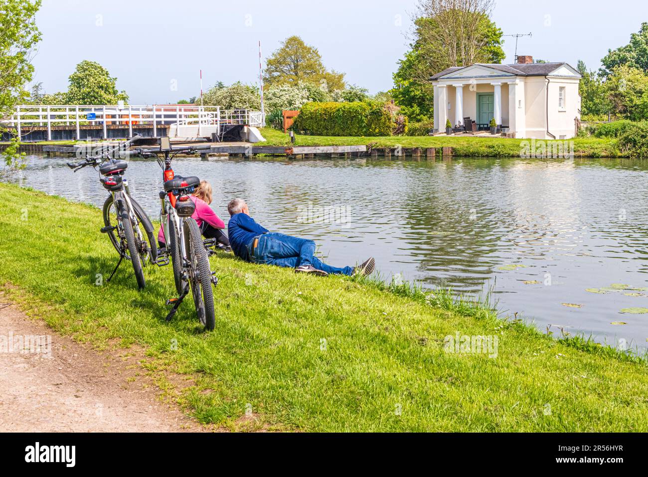 Radfahrer auf dem Towpath Trail neben Gloucester und Sharpness Canal an der Splatt Bridge im Severnside-Dorf Frampton an der Severn Stockfoto