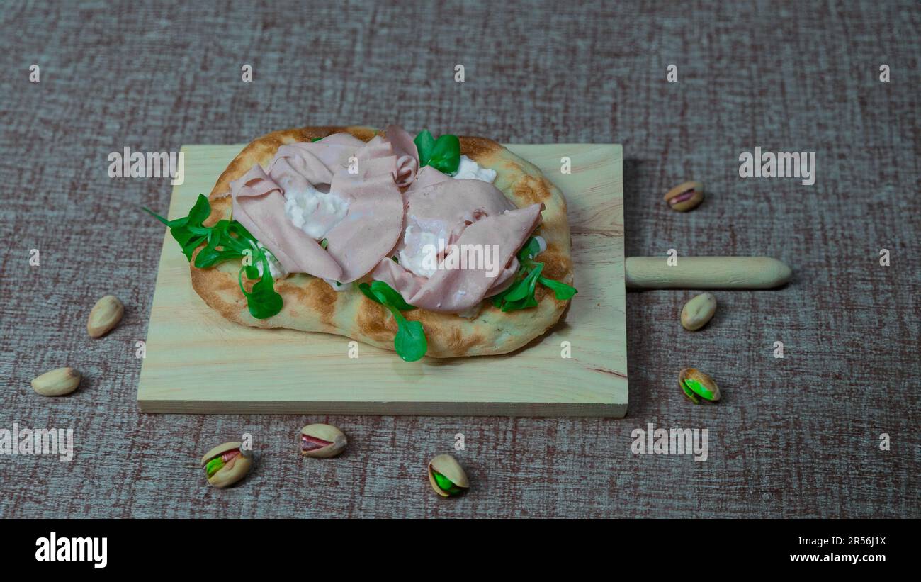 Römische Pinsa, Variante der klassischen italienischen Pizza, garniert