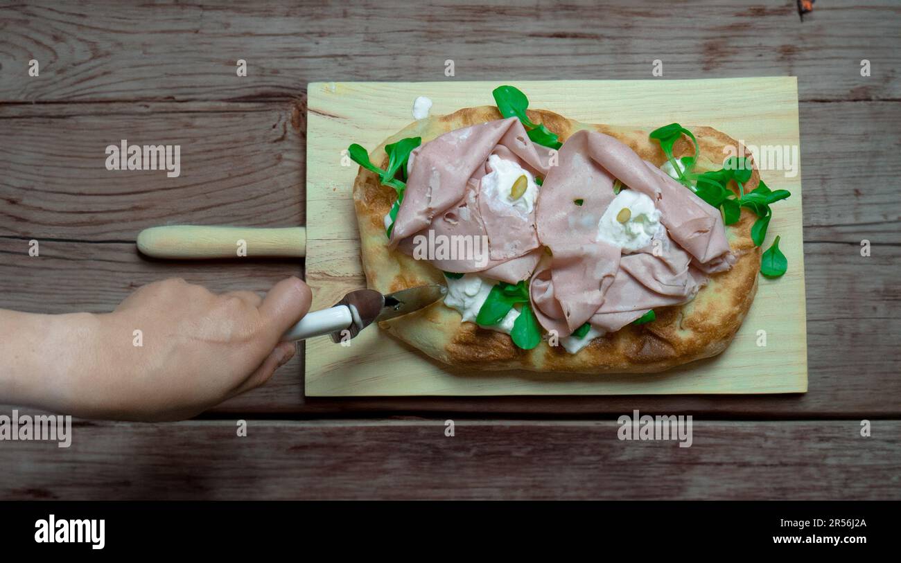 Römische Pinsa, Variante der klassischen italienischen Pizza, garniert