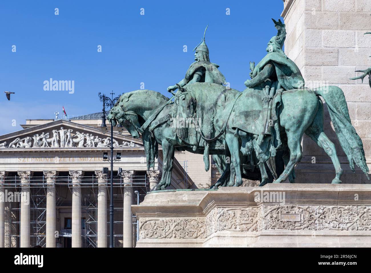 BUDAPEST, HUNGURY - 13. MÄRZ 2023: Dies ist eine Skulptur des Gründers des ungarischen Staates Prinz Apard mit Kriegern auf dem Platz der Helden. Stockfoto