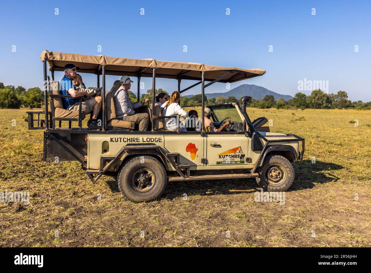Mit Reiseleiter im Safari-Fahrzeug durch den Liwonde-Nationalpark, Malawi. Safari-Fahrzeug in Kutchire Lodge. Pirschfahrten werden morgens um 6:00 Uhr und nachmittags angeboten Stockfoto