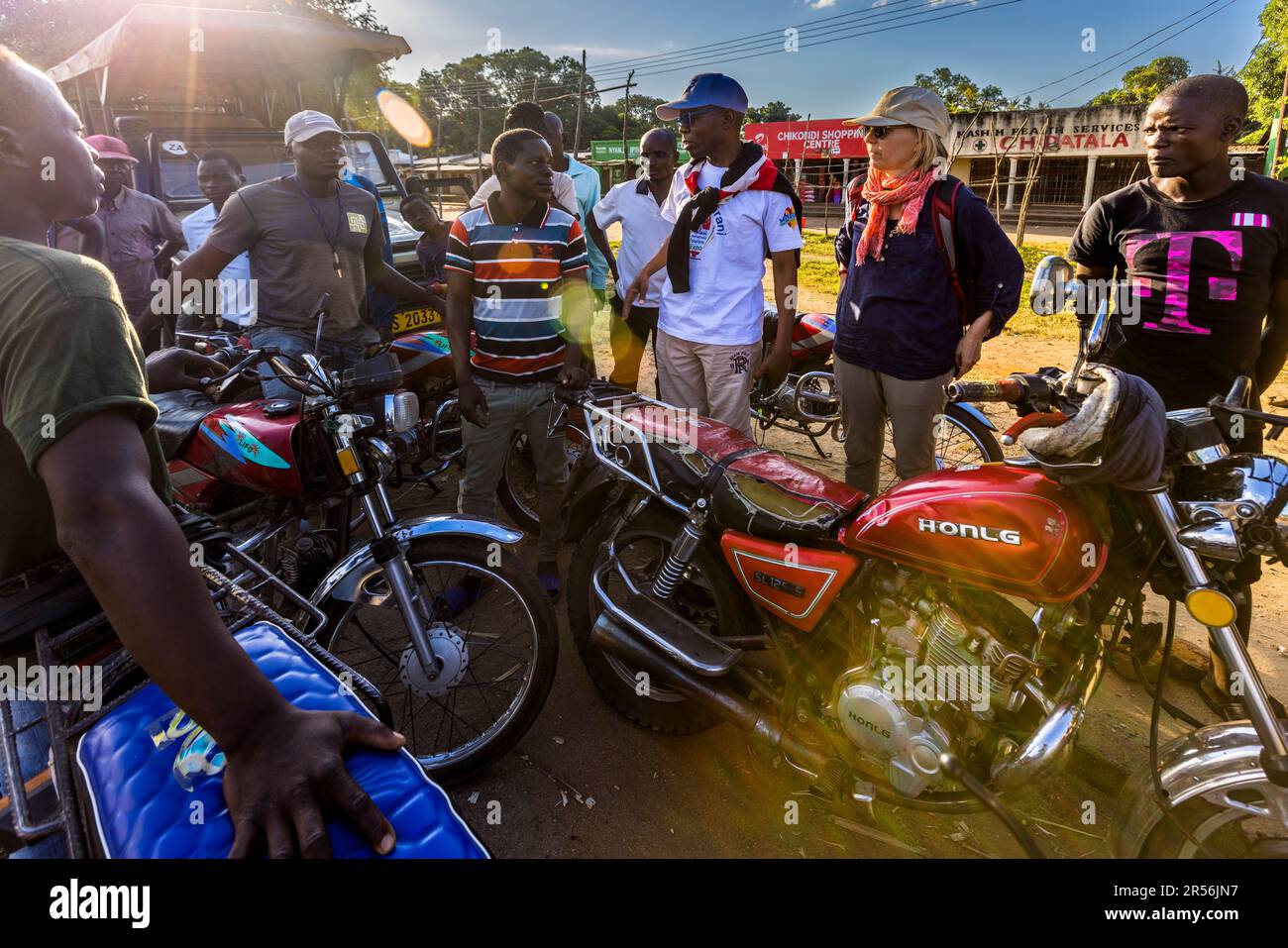Motorräder sind ein gängiges Transportmittel in Malawi. Vor der Fahrt wird der Preis zwischen Fahrer und Passagier ausgehandelt Stockfoto