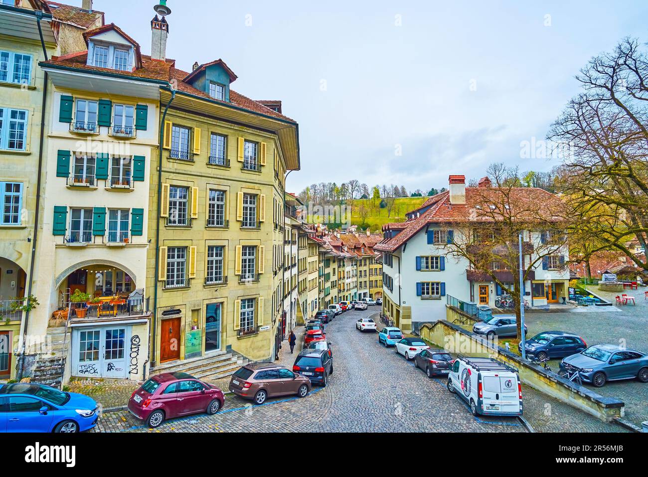BERN, SCHWEIZ - 31. MÄRZ 2022: Nydeggstalden ist die ikonische Straße ...