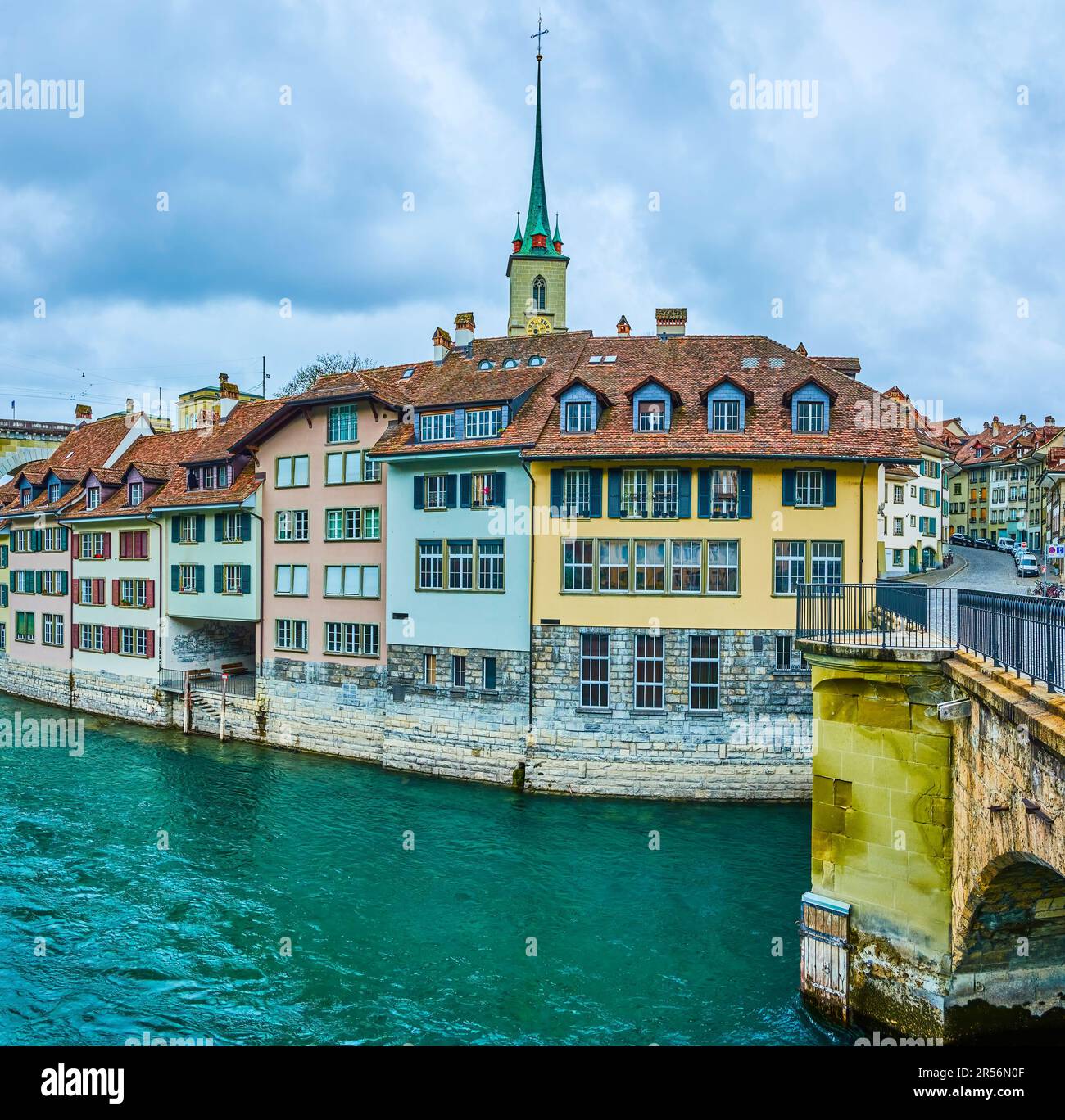 Malerische historische Gebäude am Flussufer des Stadtteils Mattequartier in Bern, Schweiz Stockfoto