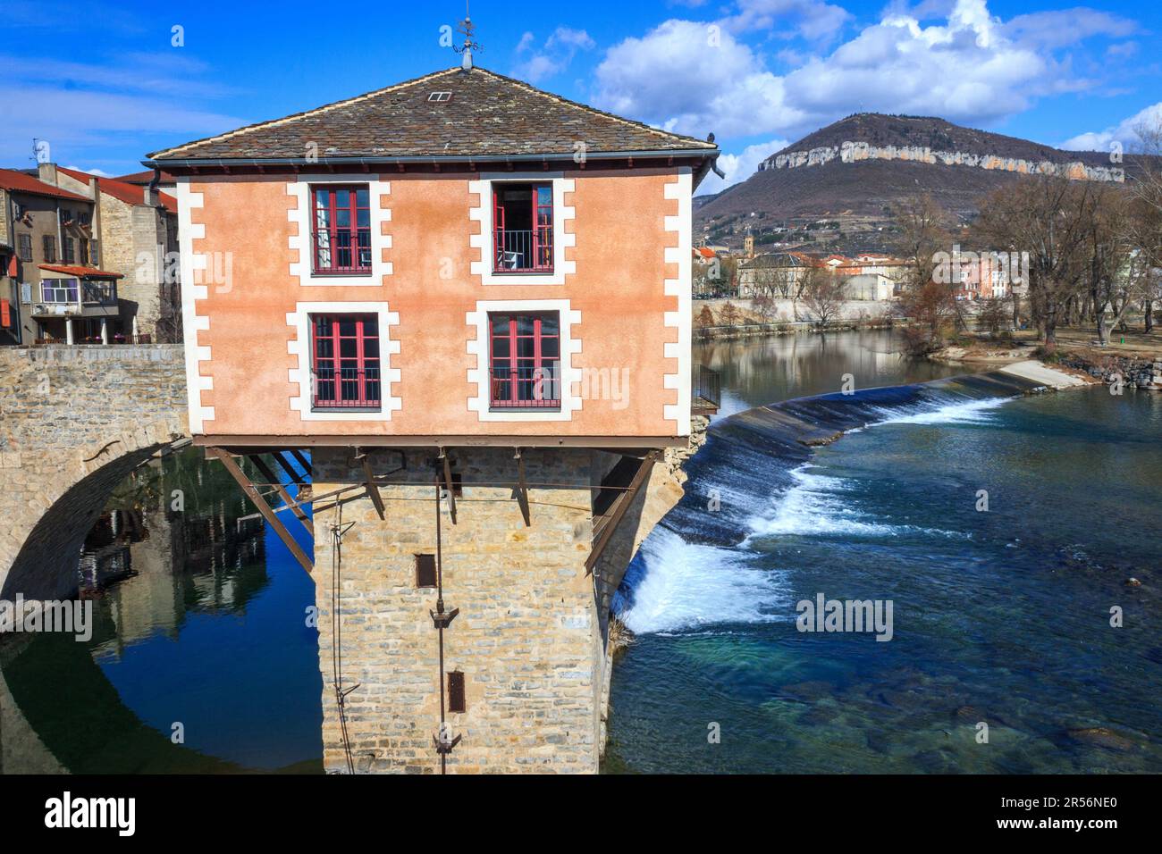 Das Haus auf der alten, zusammengefallenen Brücke Stockfoto