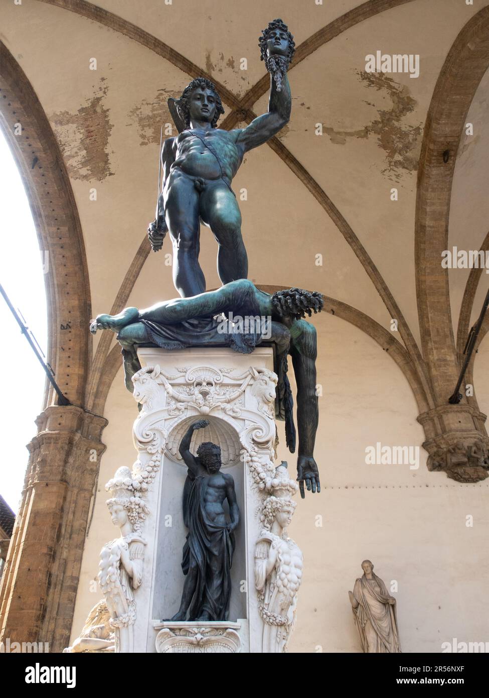 Perseus- und Medusa-Skulptur in der Loggia del Lanzi, auf der Piazza della Signoria. Florenz, Italien. Stockfoto