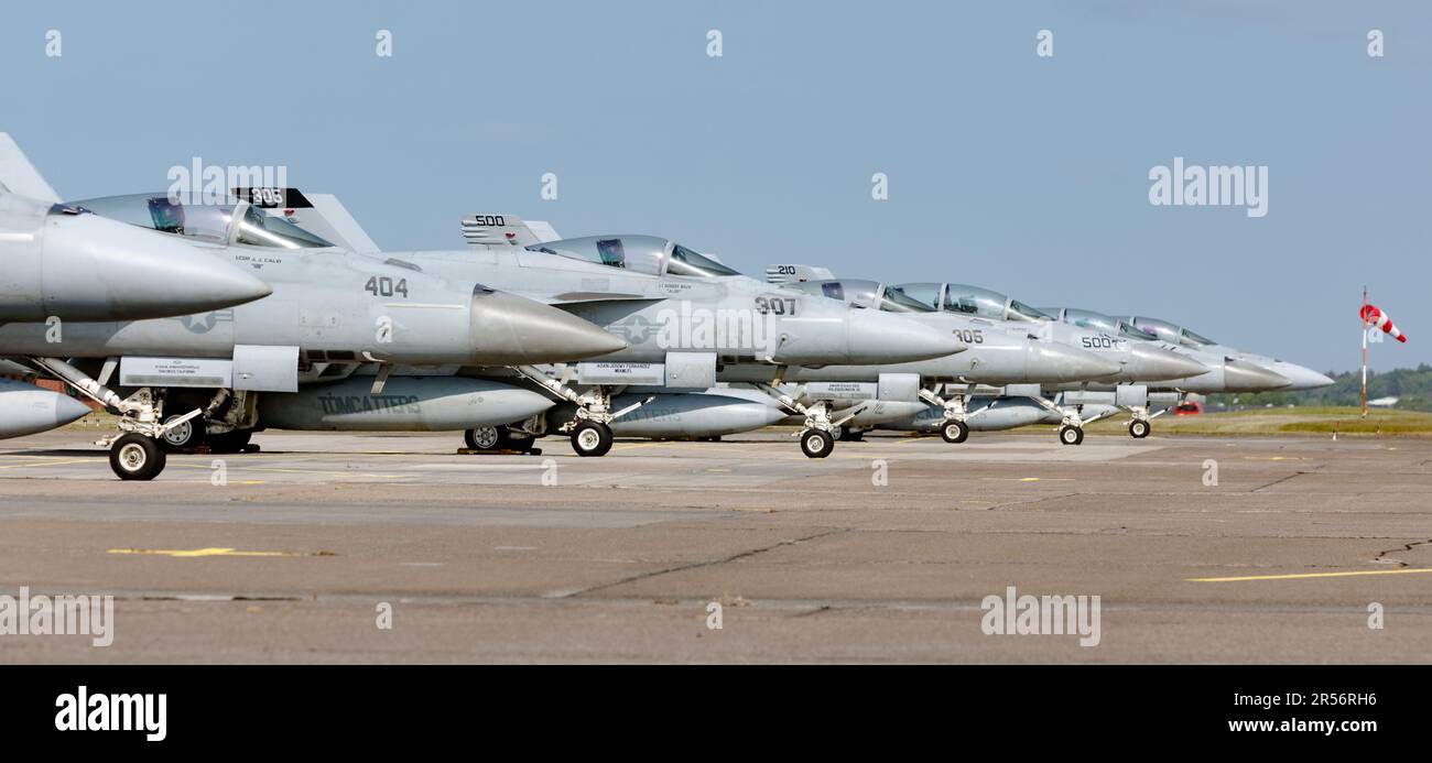 Hamburg, Deutschland. 01. Juni 2023. Acht US-Dollar Navy-F18-Jets parken auf der Hohn Air Force Base. Sie nehmen an der Übung zum Air Defender 23 Teil. Kredit: Markus Scholz/dpa/Alamy Live News Stockfoto