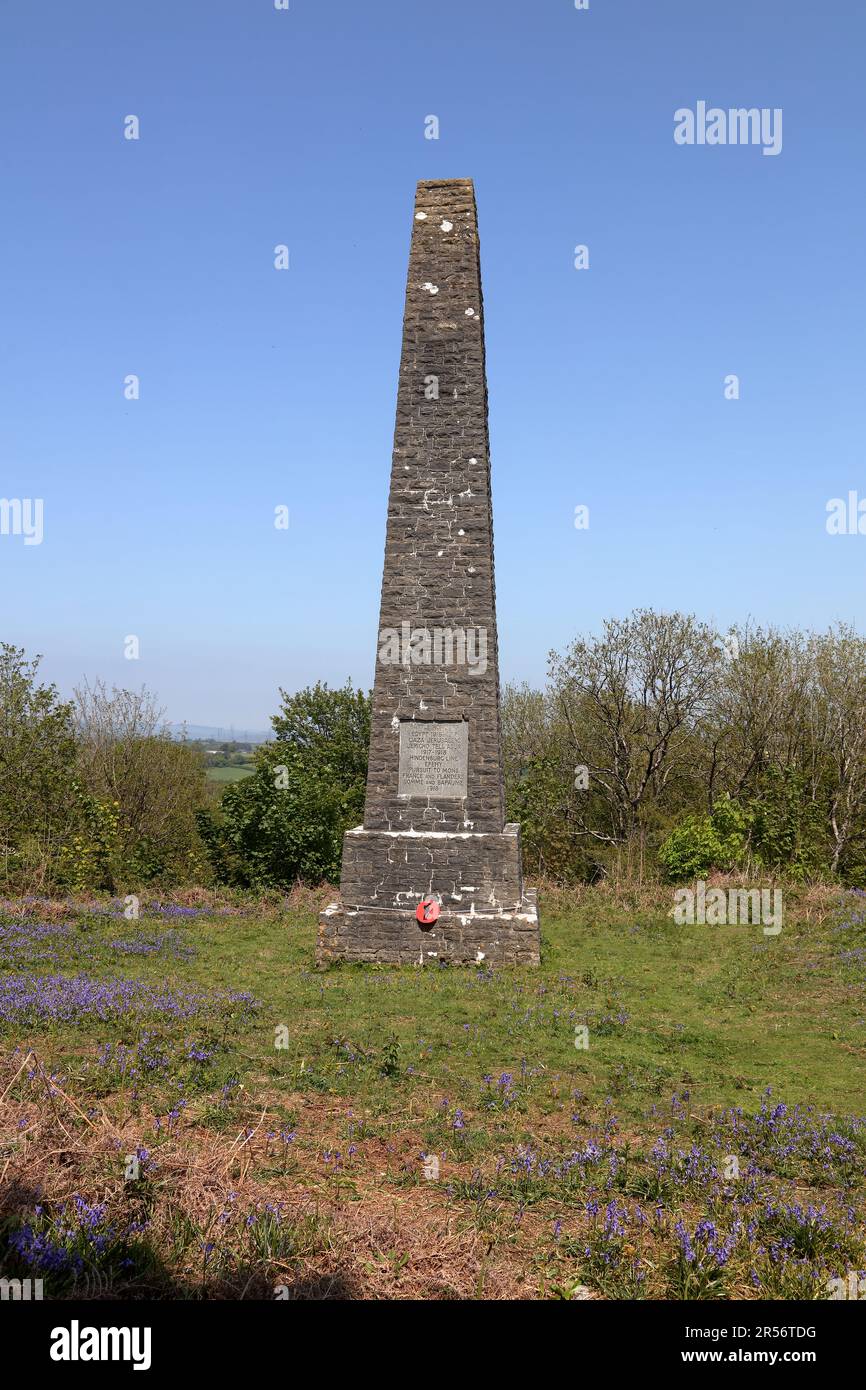 Eine Gedenkstätte am Straßenrand des Ersten Weltkriegs, die an verschiedene Schlachten während des Krieges erinnert. Stockfoto