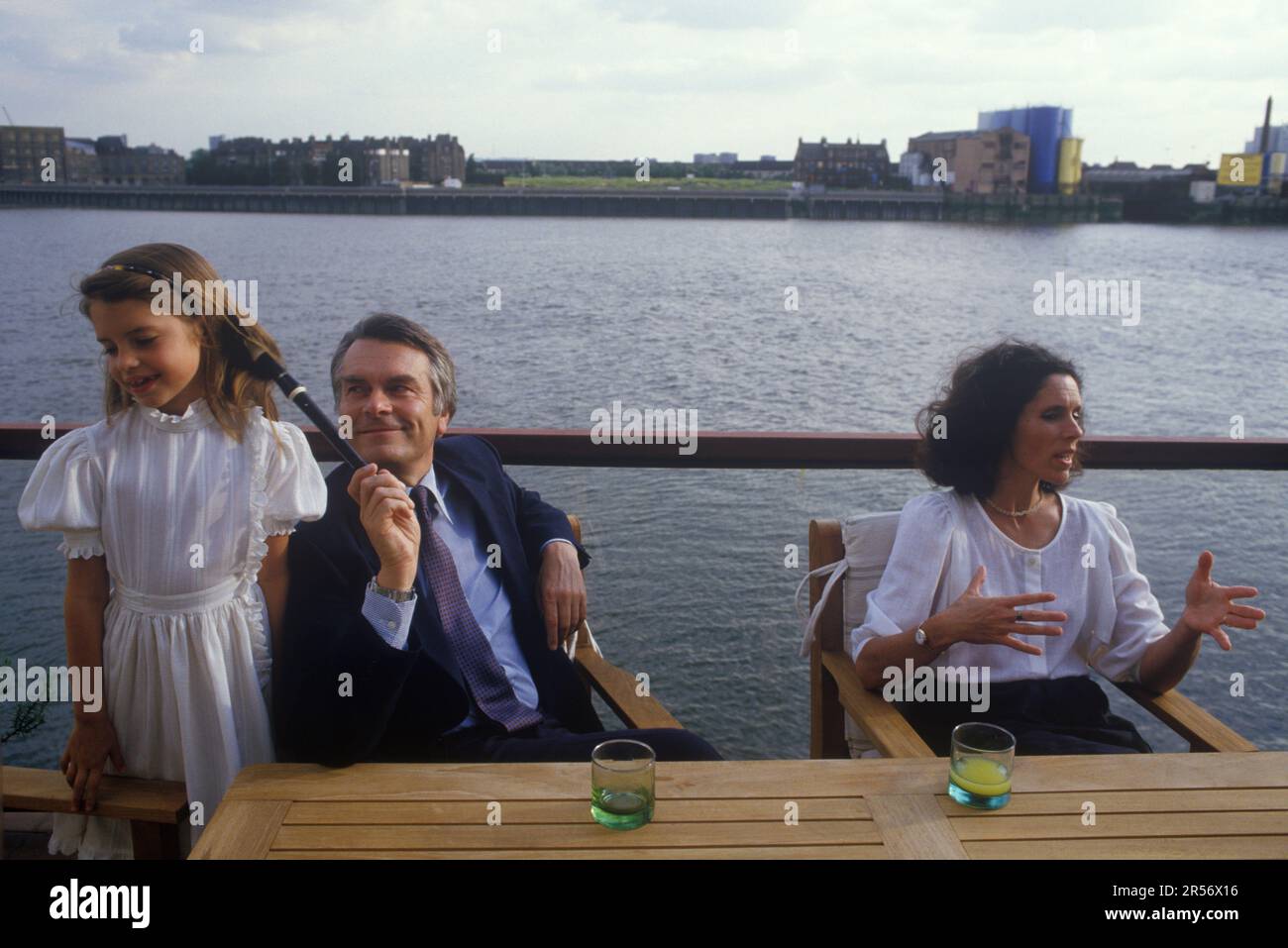 David Owen MP (Lord Owen) mit Tochter Lucy und Frau Debbie. Britischer Politiker 1980er England. In ihrer engen Straße, Wapping East London Apartment, mit Blick über die Themse. HOMER SYKES Stockfoto