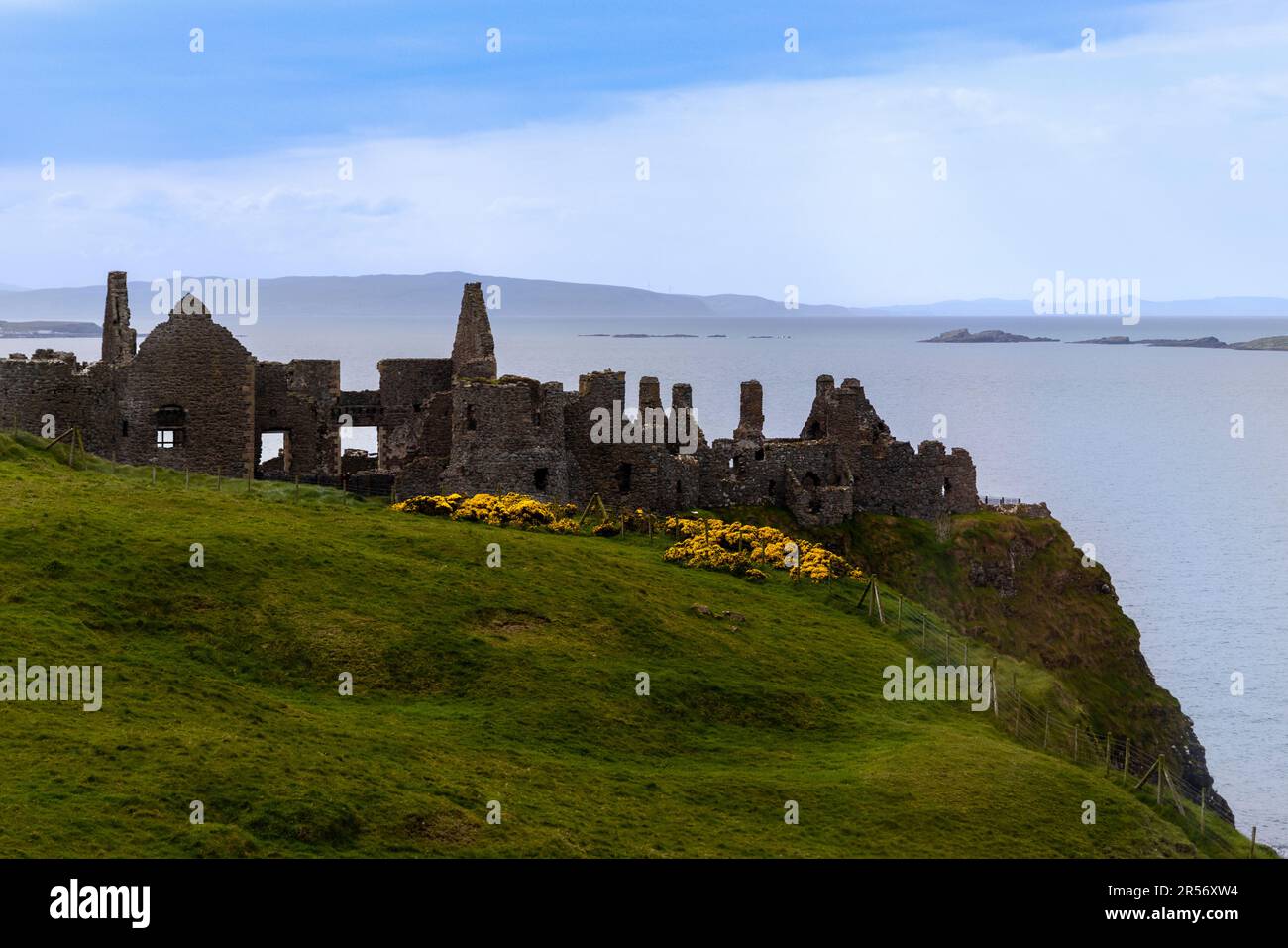 Dunluce Castle Ruine mit Blick auf den Nordatlantik, Country Antrim, Nordirland. Stockfoto