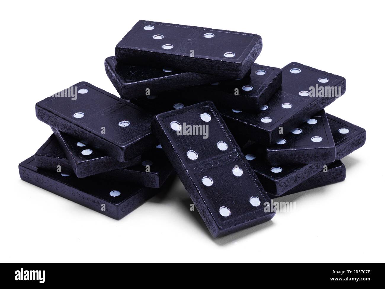 Ein Haufen Black Dominos, ausgeschnitten auf White. Stockfoto