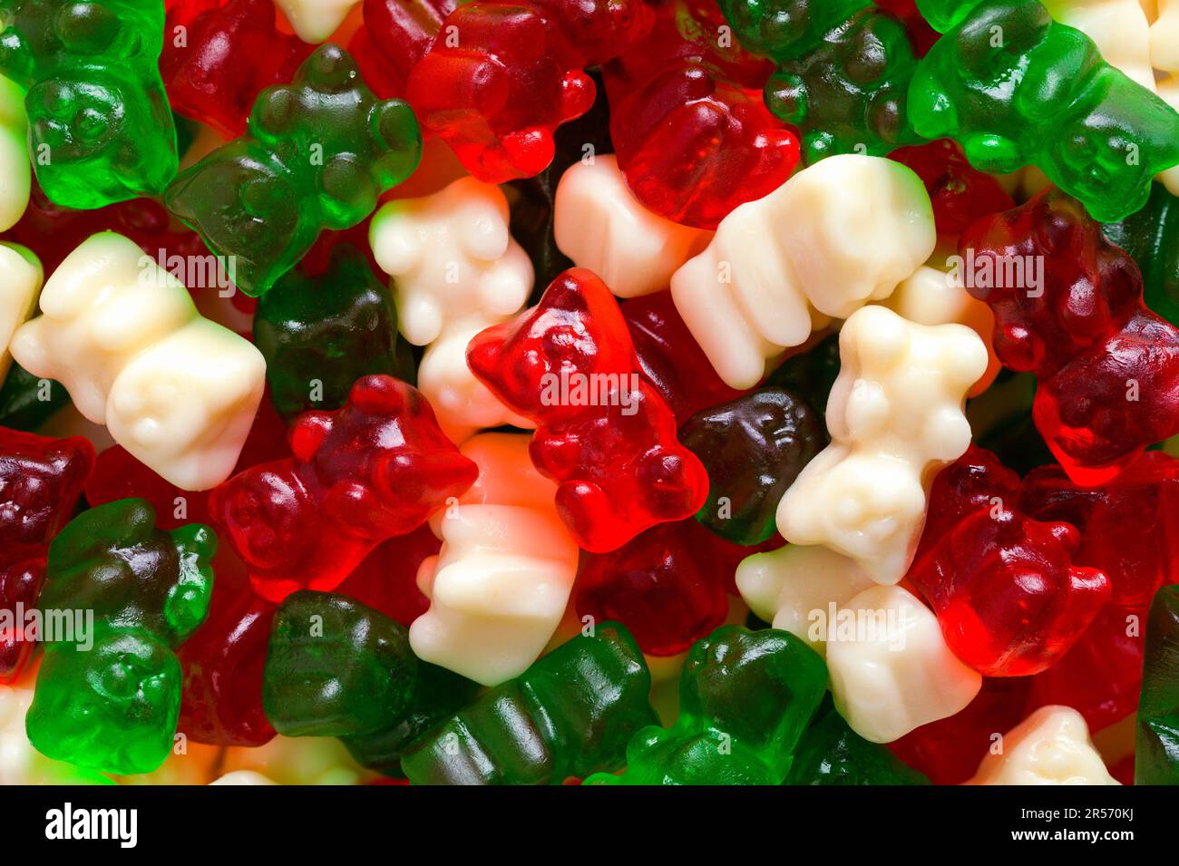 Rot-Weiß und Grüner Gummi-Bärenhaufen Hintergrund. Stockfoto