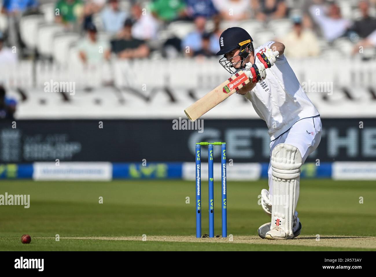 ZAK Crawley aus England spielt den Ball für vier während des LV= Insurance Day One Test Match England gegen Irland bei Lords, London, Großbritannien, 1. Juni 2023 (Foto: Craig Thomas/News Images) Stockfoto