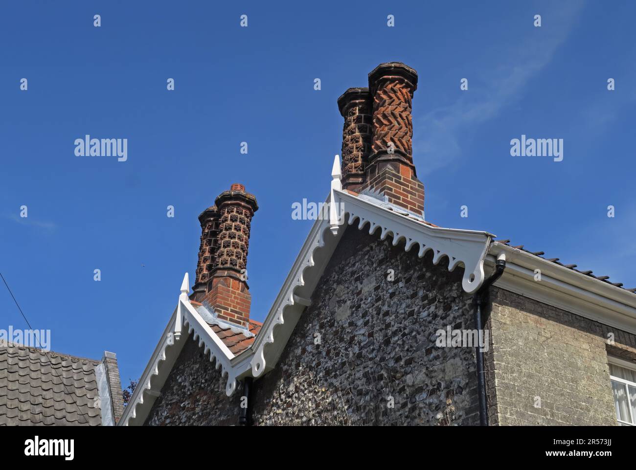 Kunstvoll verzierte Schornsteine Norwich, Norfolk, Großbritannien August Stockfoto