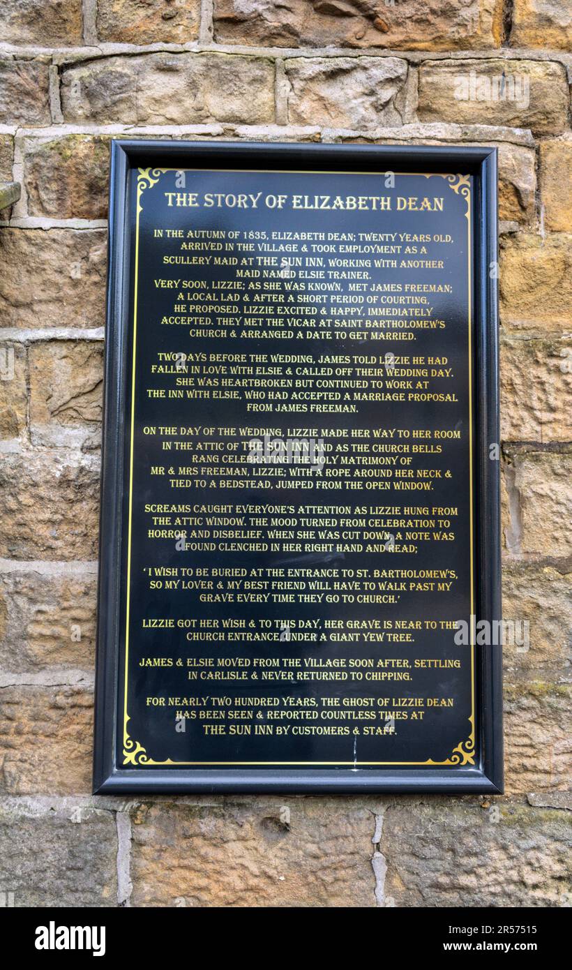 Informationstafel an der Wand des Sun Inn, Chipping Lancashire, zeigt das kurze tragische Leben von Lizzie Dean, dessen Geist angeblich im Inn spukt. Stockfoto