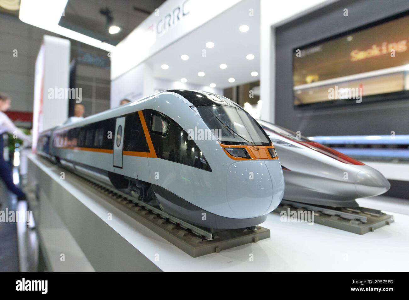 Bangkok, Thailand. 31. Mai 2023. Zugmodelle der China Railway Rolling Stock Corporation (CRRC) werden am 31. Mai 2023 auf der Asia Pacific Rail 2023 in Bangkok, Thailand, gezeigt. CRRC führte während der Ausstellung eine Reihe von Aktivitäten zum Thema „Entdecken der Welt mit dem Zug“ durch und stellte verschiedene Modelle chinesischer Züge aus. Kredit: Rachen Sageamsak/Xinhua/Alamy Live News Stockfoto