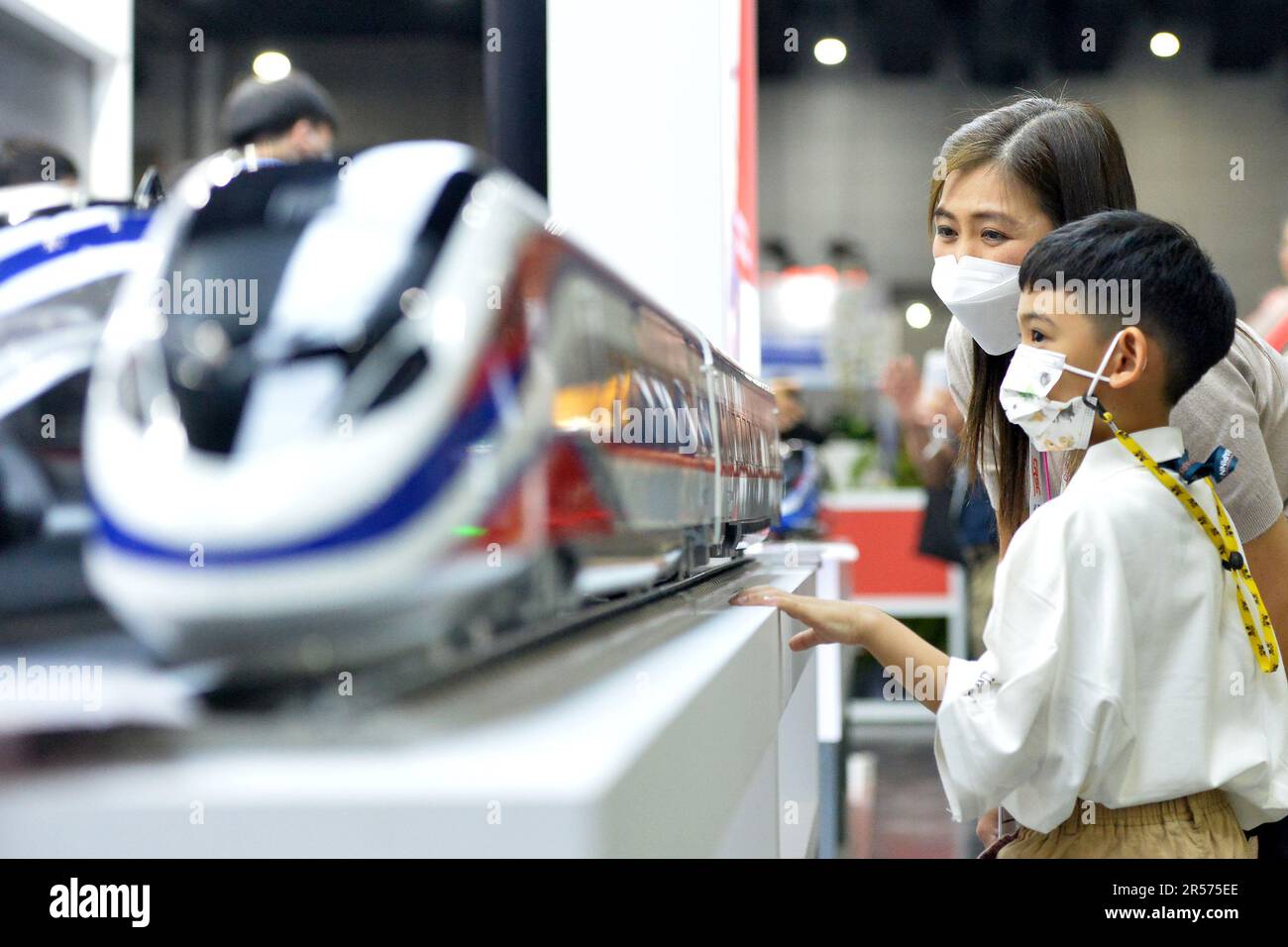 Bangkok, Thailand. 31. Mai 2023. Besucher sehen die Zugmodelle der China Railway Rolling Stock Corporation (CRRC) während der Asia Pacific Rail 2023 in Bangkok, Thailand, am 31. Mai 2023. CRRC führte während der Ausstellung eine Reihe von Aktivitäten zum Thema „Entdecken der Welt mit dem Zug“ durch und stellte verschiedene Modelle chinesischer Züge aus. Kredit: Rachen Sageamsak/Xinhua/Alamy Live News Stockfoto