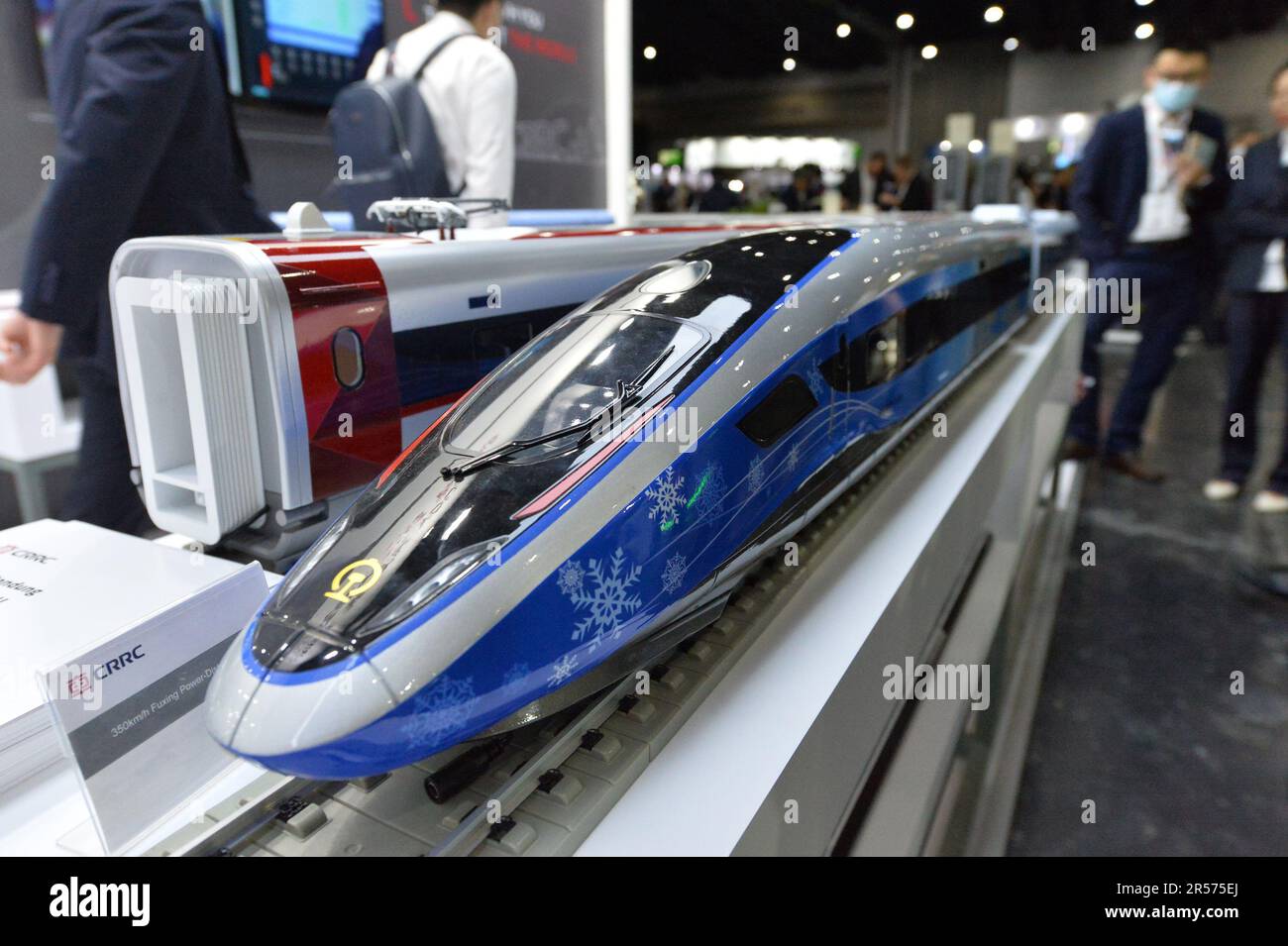 Bangkok, Thailand. 31. Mai 2023. Zugmodelle der China Railway Rolling Stock Corporation (CRRC) werden am 31. Mai 2023 auf der Asia Pacific Rail 2023 in Bangkok, Thailand, gezeigt. CRRC führte während der Ausstellung eine Reihe von Aktivitäten zum Thema „Entdecken der Welt mit dem Zug“ durch und stellte verschiedene Modelle chinesischer Züge aus. Kredit: Rachen Sageamsak/Xinhua/Alamy Live News Stockfoto