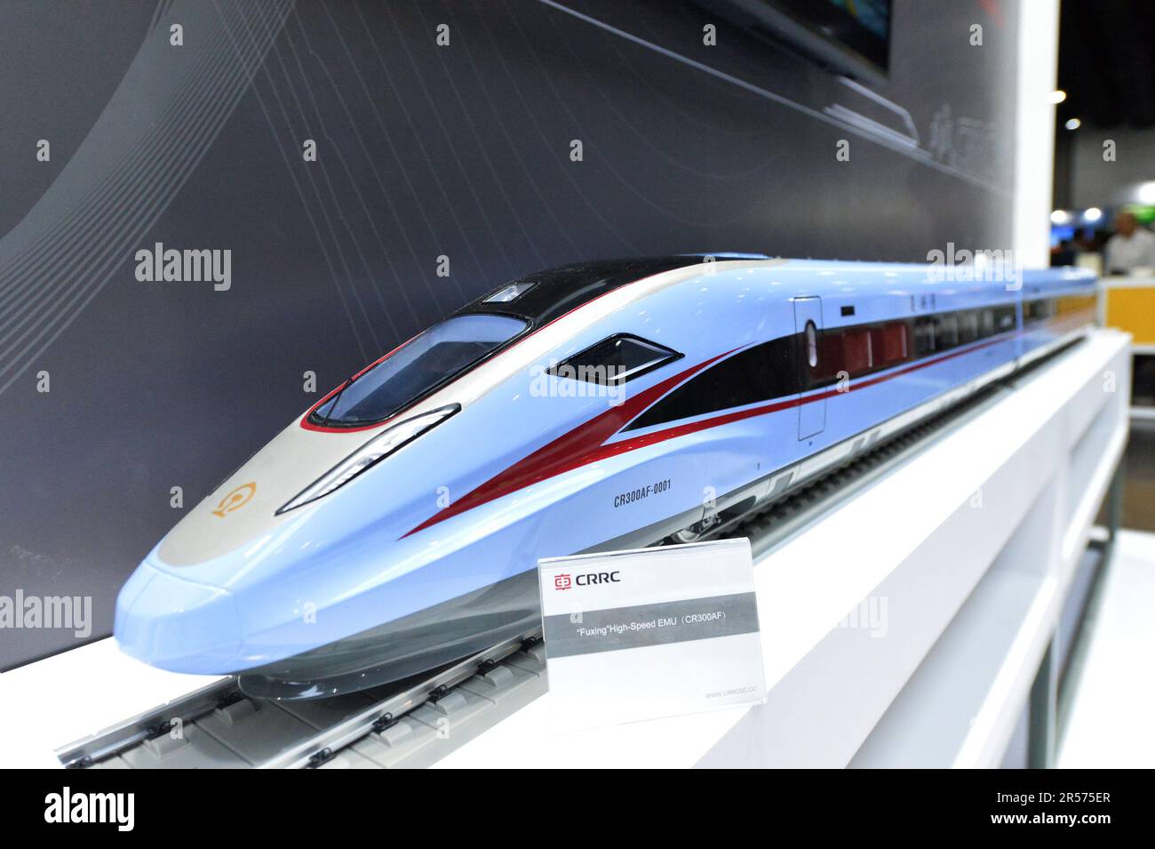 Bangkok, Thailand. 31. Mai 2023. Ein Zugmodell der China Railway Rolling Stock Corporation (CRRC) wird am 31. Mai 2023 auf der Asia Pacific Rail 2023 in Bangkok, Thailand, gezeigt. CRRC führte während der Ausstellung eine Reihe von Aktivitäten zum Thema „Entdecken der Welt mit dem Zug“ durch und stellte verschiedene Modelle chinesischer Züge aus. Kredit: Rachen Sageamsak/Xinhua/Alamy Live News Stockfoto