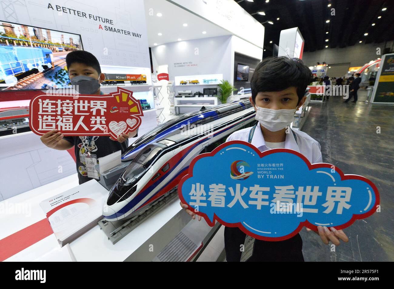 Bangkok, Thailand. 31. Mai 2023. Kinder posieren für ein Foto mit den Zugmodellen der China Railway Rolling Stock Corporation (CRRC) während der Asia Pacific Rail 2023 in Bangkok, Thailand, am 31. Mai 2023. CRRC führte während der Ausstellung eine Reihe von Aktivitäten zum Thema „Entdecken der Welt mit dem Zug“ durch und stellte verschiedene Modelle chinesischer Züge aus. Kredit: Rachen Sageamsak/Xinhua/Alamy Live News Stockfoto