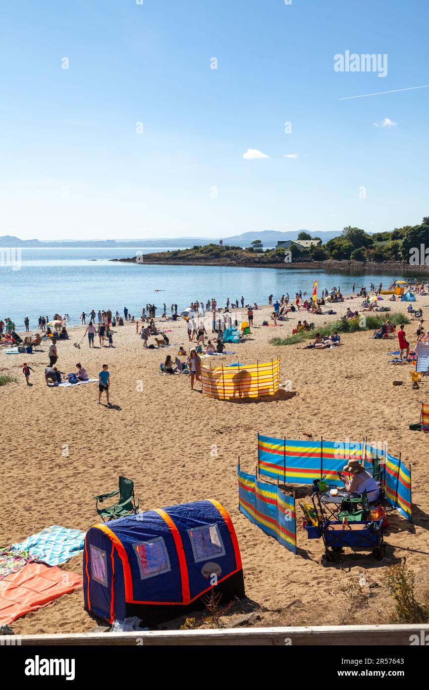 Ein geschäftiger Silver Sands Beach Aberdour, Fife, Schottland Stockfoto