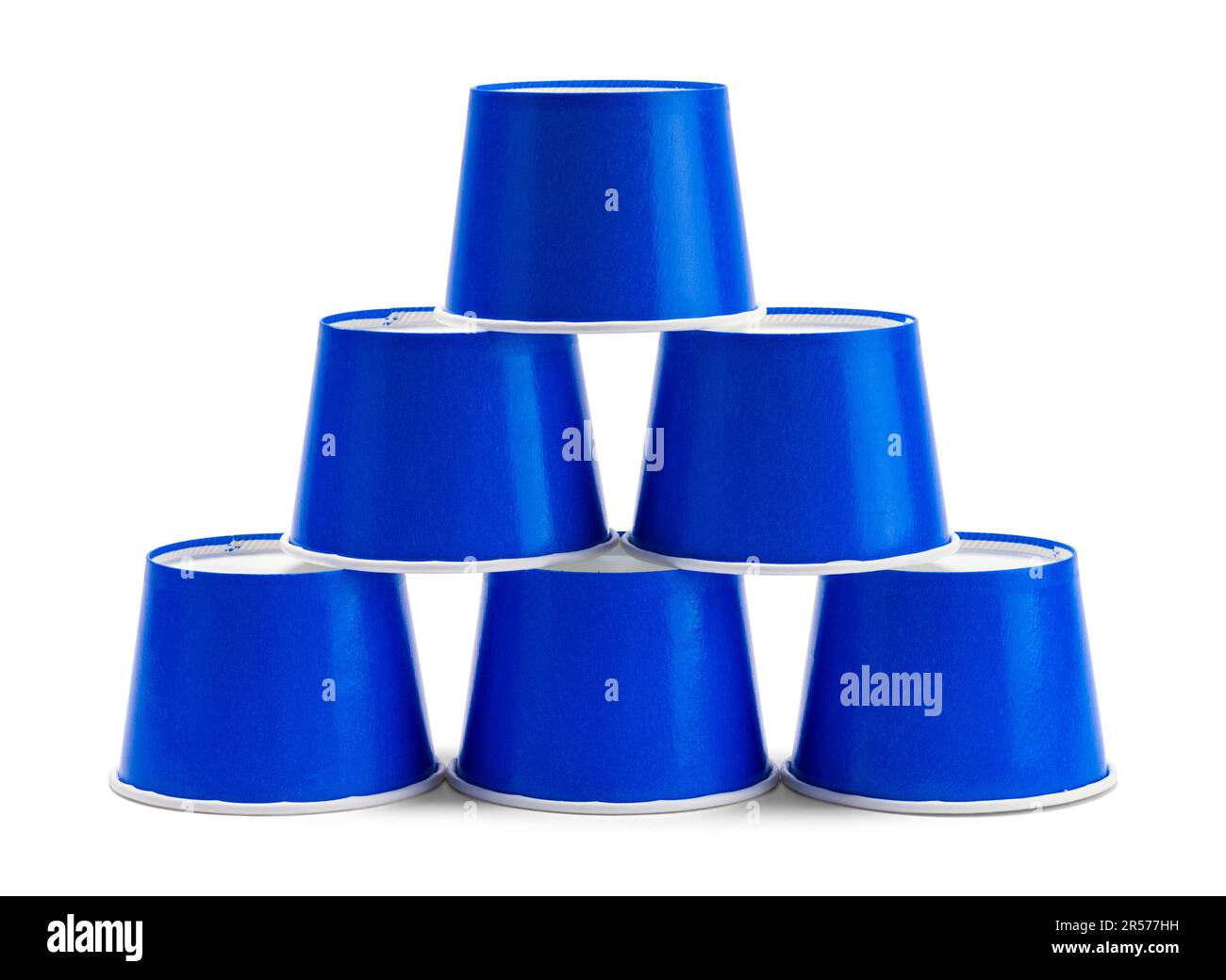 Pyramiden-Becher-Stack auf Weiß ausgeschnitten. Stockfoto