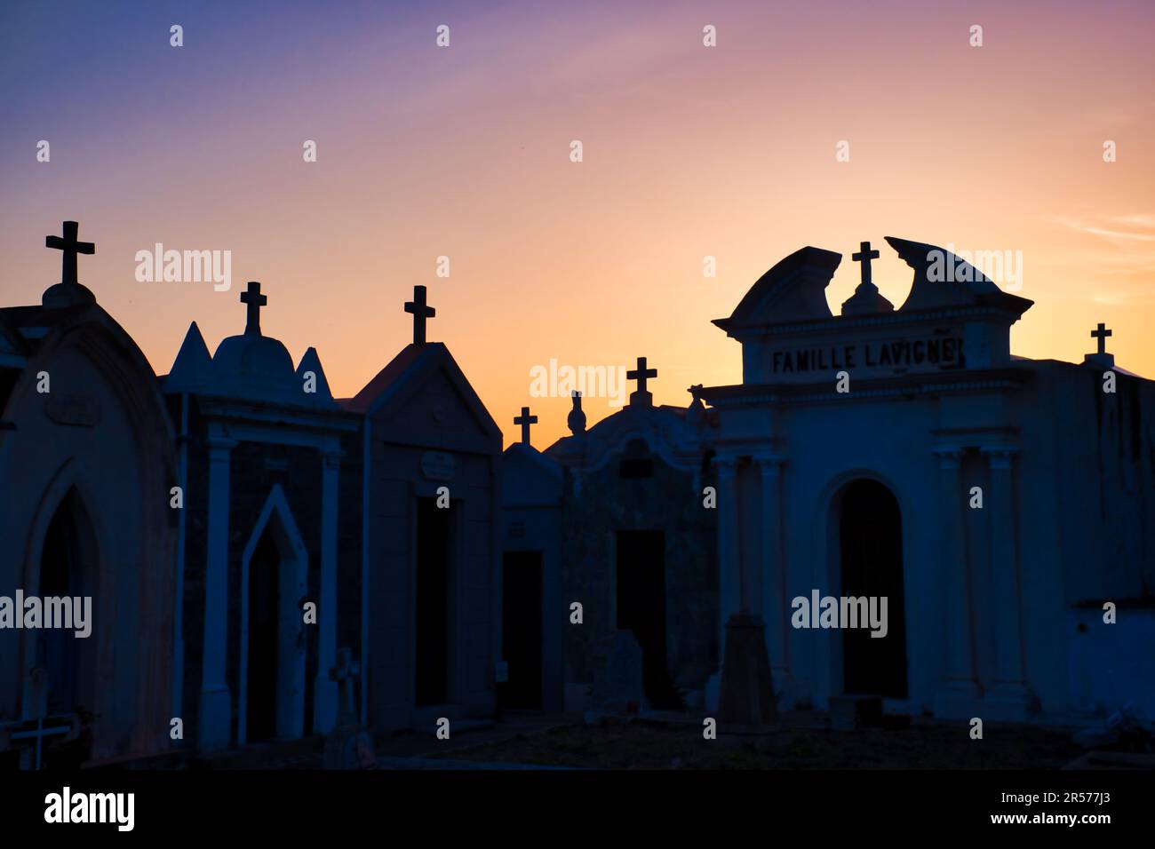 Marinefriedhof in Bonifacio in der Dämmerung Stockfoto