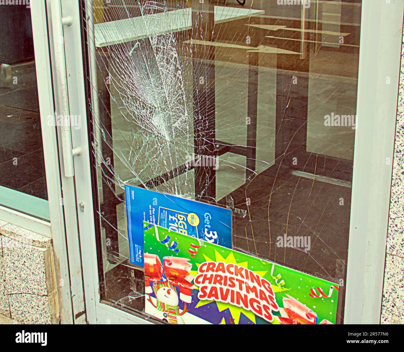 Die kaputte Fenstertür in der sauchiehall-Straße wurde vandalisiert Stockfoto