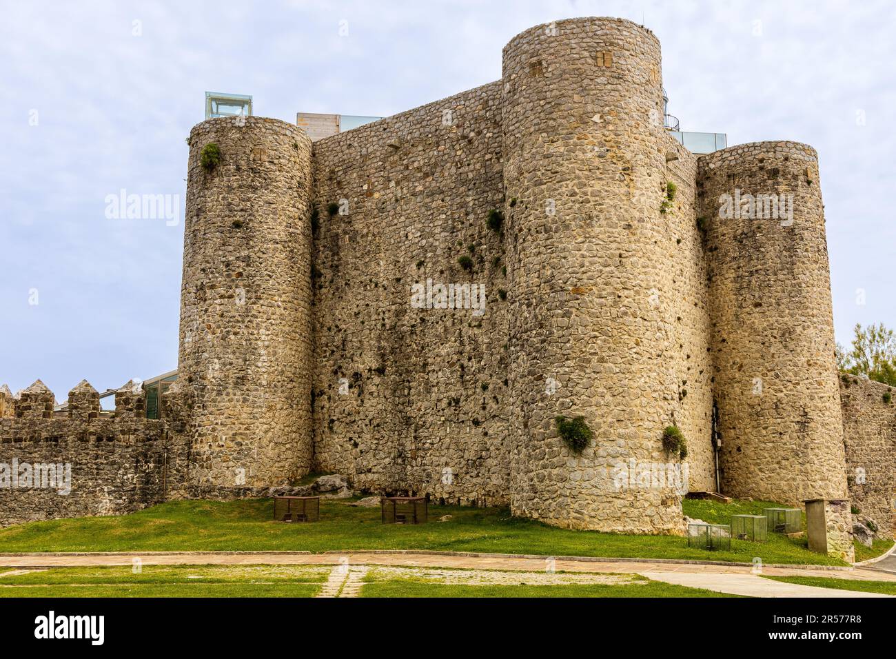 Santa Ana Castle, majestätische mittelalterliche Festung mit stabilen Steinmauern, Zinnbefestigungen und imposanten Türmen. Castro-Urdiales, Kantabrien, Spanien. Stockfoto