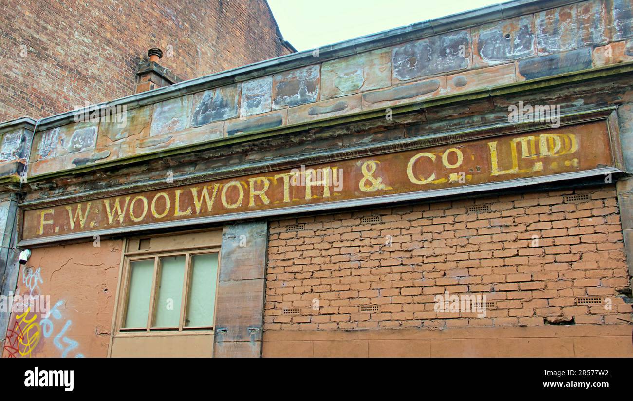 W W woolworth und Co ltd altes gemaltes Schild vor seinem Tod Stockfoto