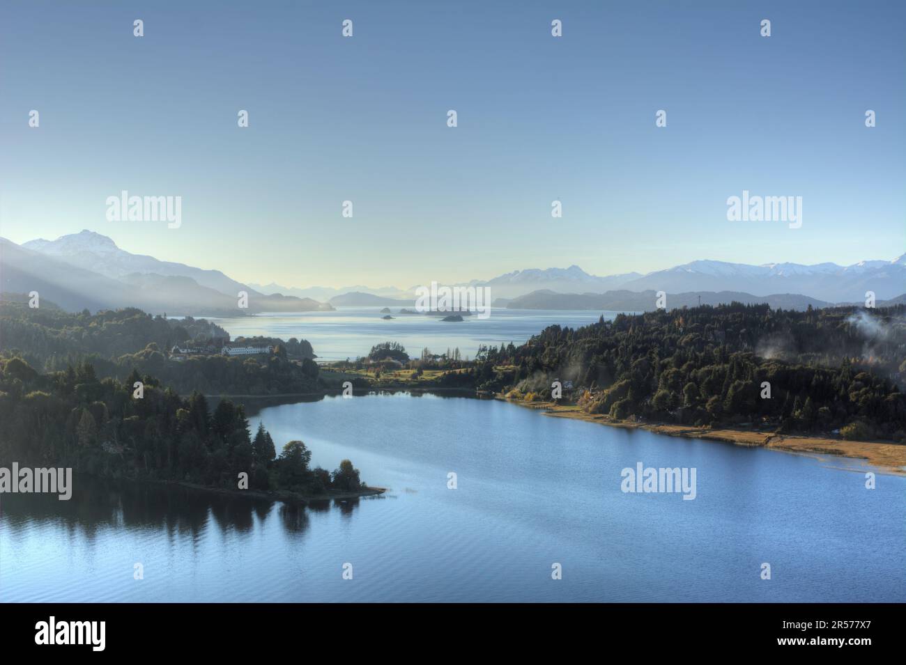 Wunderschöner Panoramablick auf die Seen und Berge in der Nähe von Bariloche, Argentinien Stockfoto