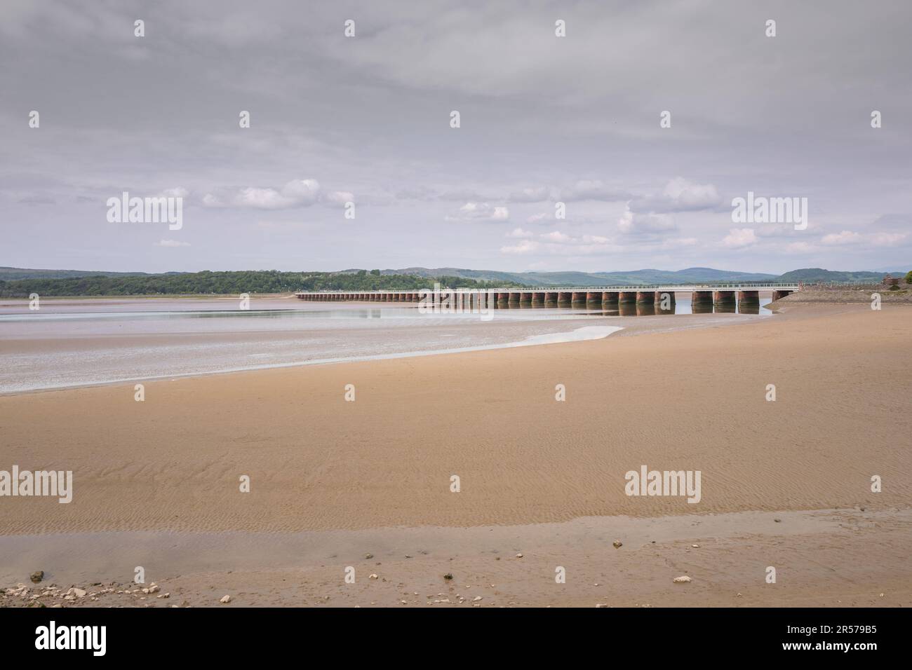 Das Arnside Viaduct ist ein 51-jähriges Bauwerk, das die Carnforth und Whitehaven Line über die Mündung des Flusses Kent, Arnside, Cumbria führt. Stockfoto