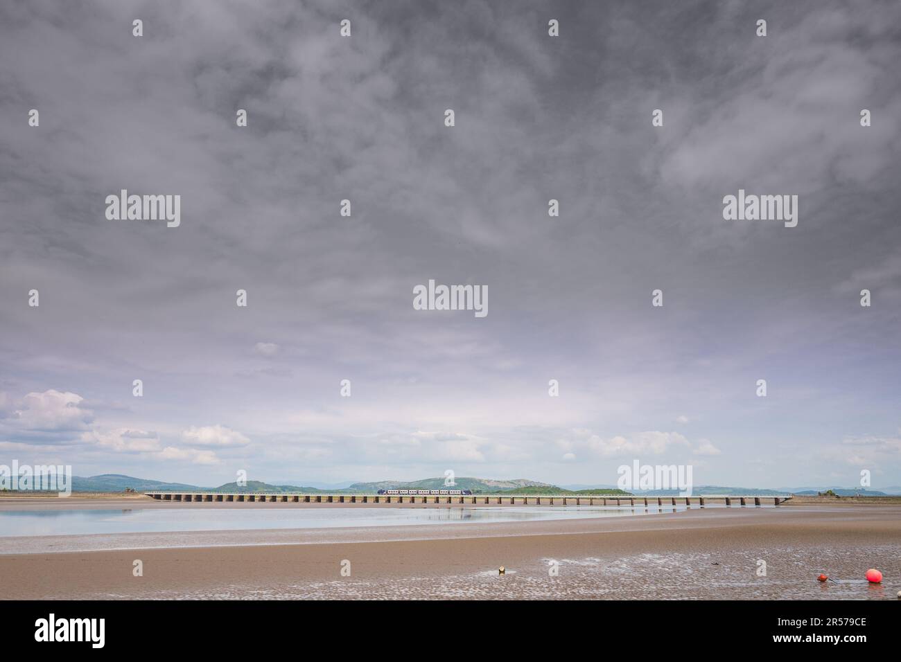 Das Arnside Viaduct ist ein 51-jähriges Bauwerk, das die Carnforth und Whitehaven Line über die Mündung des Flusses Kent, Arnside, Cumbria führt. Stockfoto