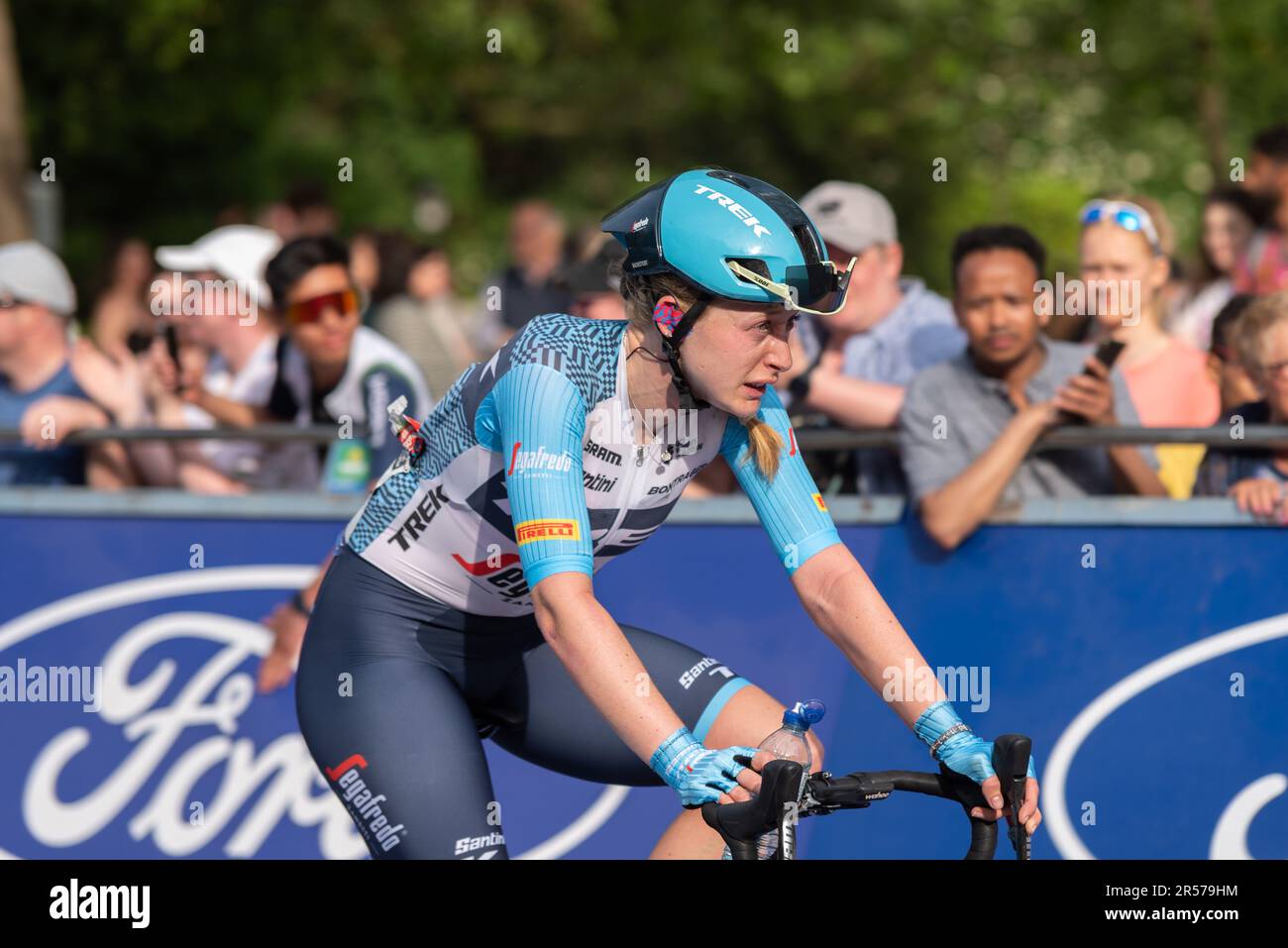 Elynor Backstedt von Trek nach einem Rennen beim Classique UCI Women's WorldTour Road Race in der 3. Etappe des Ford RideLondon 2023 in London, Großbritannien Stockfoto