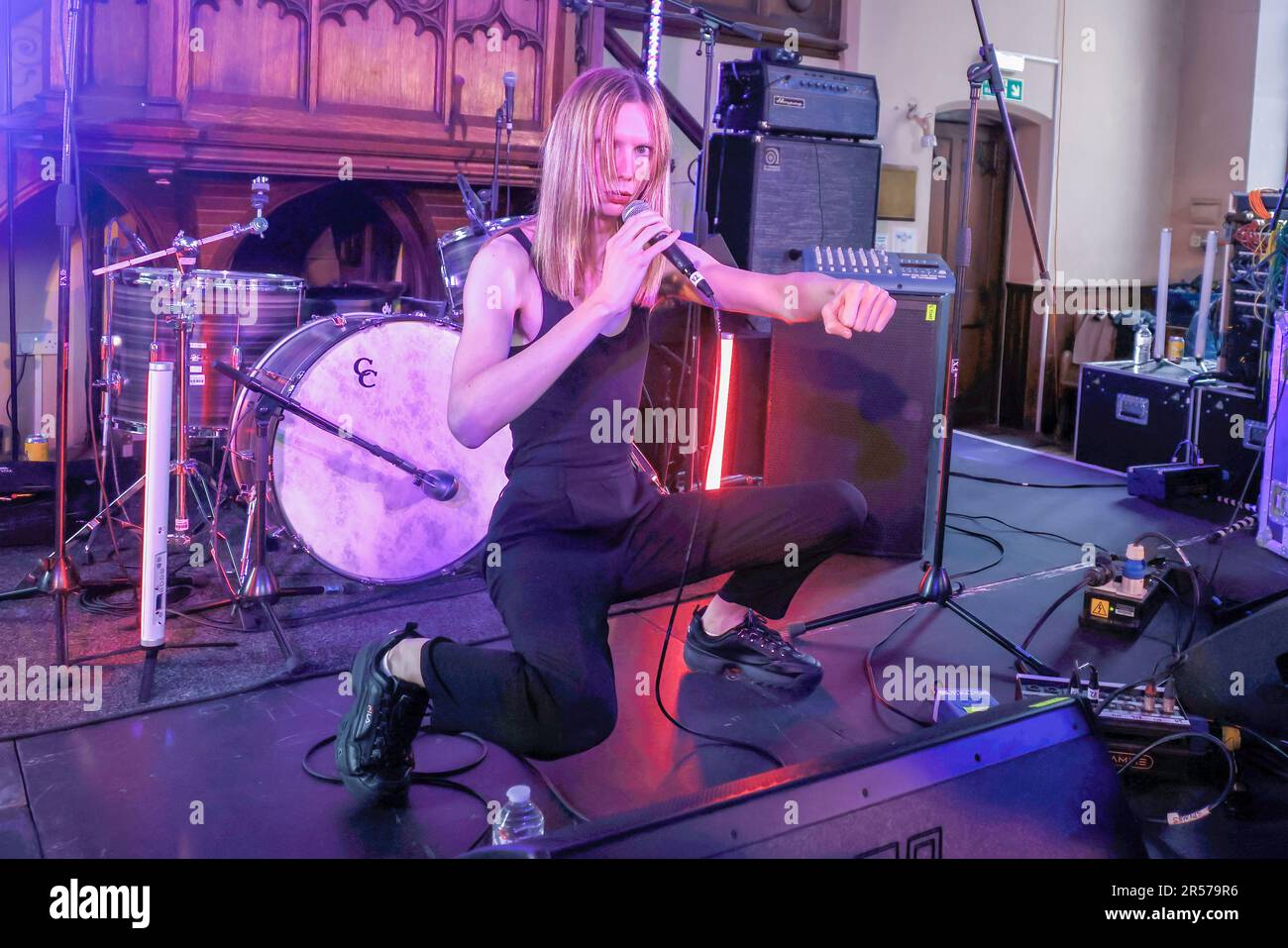 Brighton & Hove, East Sussex, Großbritannien. Alice Low tritt bei One Church auf, dem Great Escape Festival 2023. 12. Mai 2023 Stockfoto