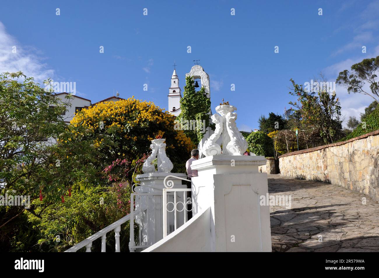 Traditionell. Nach Süden. Menschen. Im Freien. Niemand. Latein. Geschichte. Geografie. Tag. Kolumbien. Stadt. Anden. Amerika. Reisen. Bogota. Die Kirche. Monserrat. Hügel Stockfoto