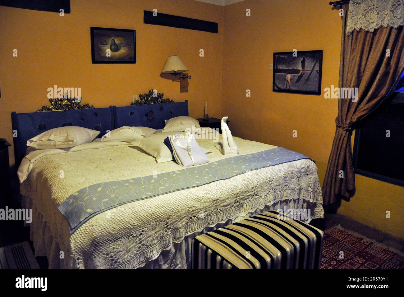 Schlafzimmer. Hotel Posada. Villa De Leyva. De Leyva. Reisen. Traditionell. Nach Süden. Menschen. Im Freien. Niemand. Latein. Geschichte. Geografie. Tag. Kolumbien. Stadt. Bett. Amerika. Heiliger Antonius. Anden Stockfoto