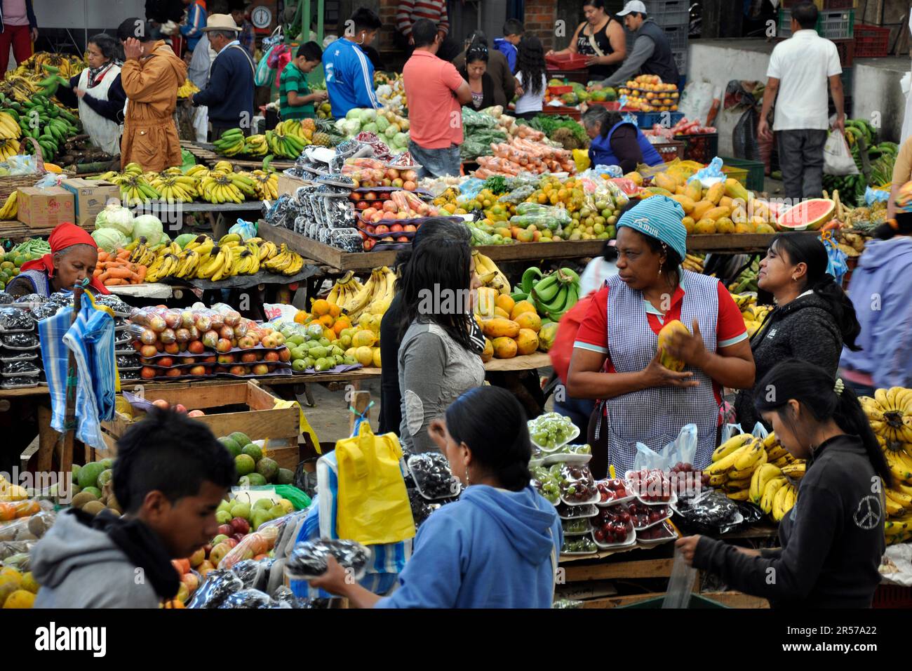 Amerika. Anden. Stadt. Kolumbien. Tag. Geografie. Geschichte. Latein. Niemand. Im Freien. Menschen. Nach Süden. Traditionell. Reisen. Cauca. Silvia. Indio Indios. Markt. Guambiano Stockfoto
