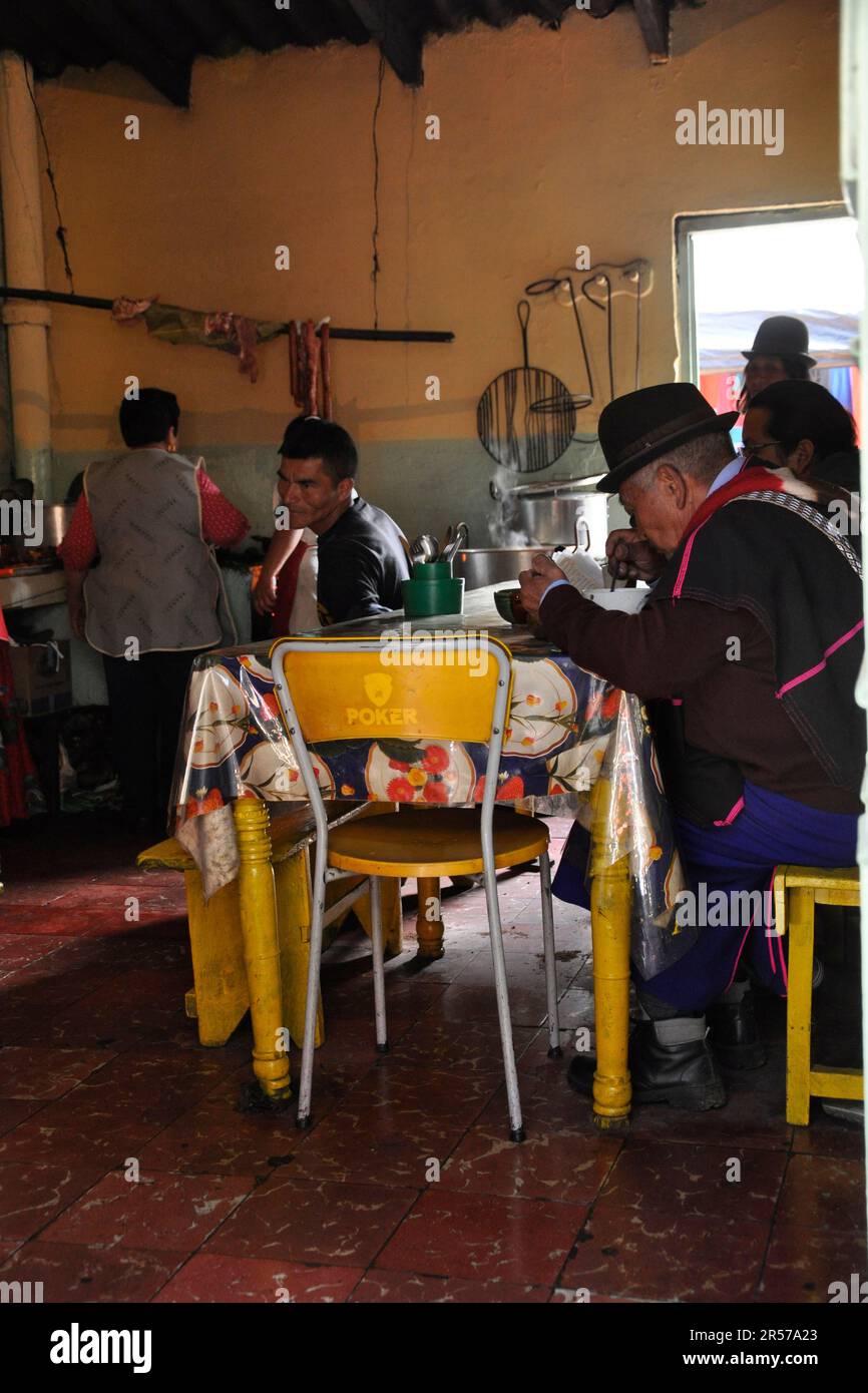 Indios. Indio Silvia. Cauca. Reisen. Traditionell. Nach Süden. Menschen. Im Freien. Niemand. Latein. Geschichte. Geografie. Tag. Kolumbien. Stadt. Anden. Amerika. Markt. Guambiano Stockfoto