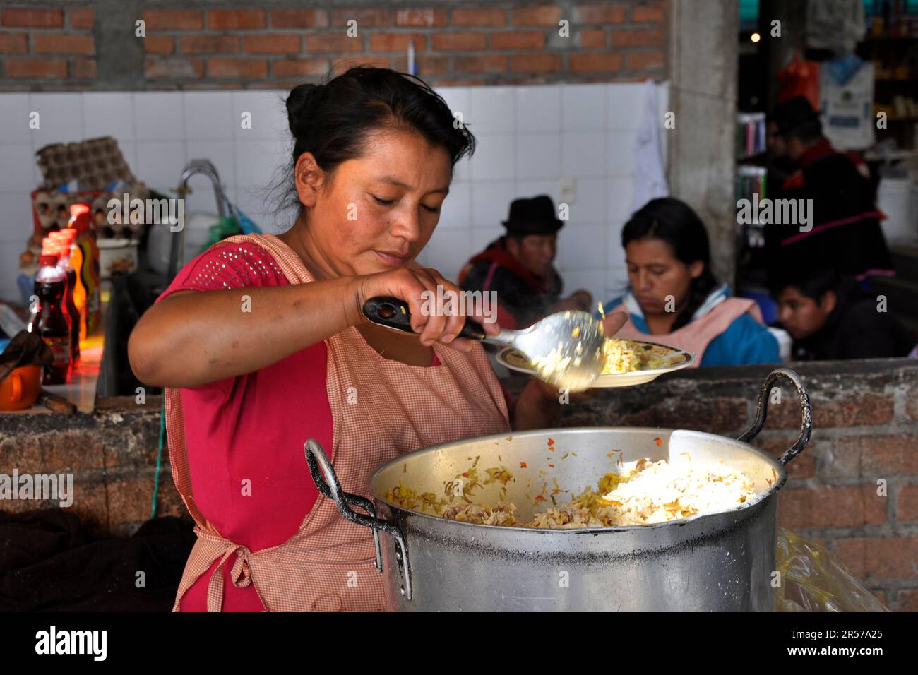 Amerika. Anden. Stadt. Kolumbien. Tag. Geografie. Geschichte. Latein. Niemand. Im Freien. Menschen. Nach Süden. Traditionell. Reisen. Cauca. Silvia. Indio Indios. Markt. Guambiano Stockfoto