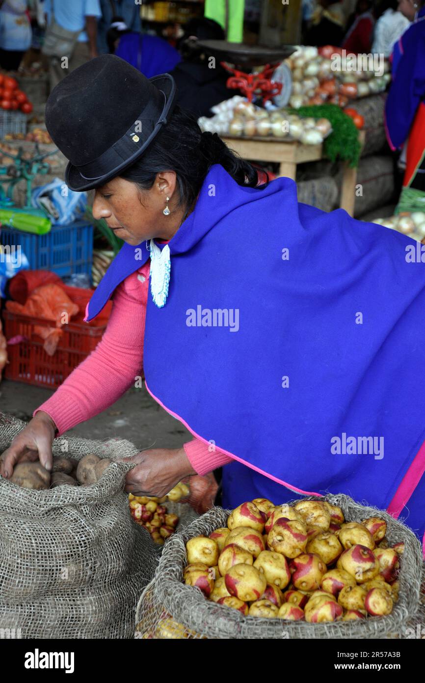 Amerika. Anden. Stadt. Kolumbien. Tag. Geografie. Geschichte. Latein. Niemand. Im Freien. Menschen. Nach Süden. Traditionell. Reisen. Cauca. Silvia. Indio Indios. Markt. Guambiano Stockfoto